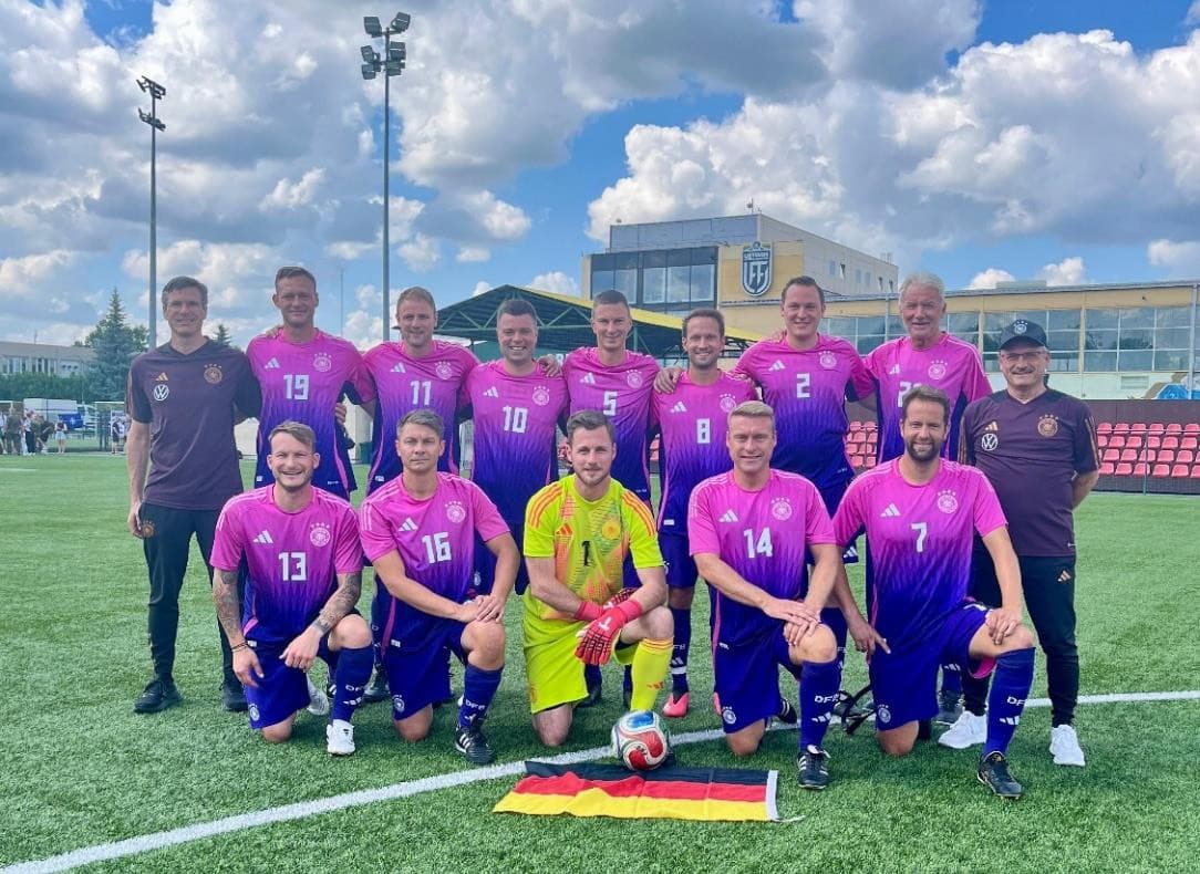 Mannschaftsfoto der deutschen Fußballnationalmannschaft der Bürgermeister in Kaunas