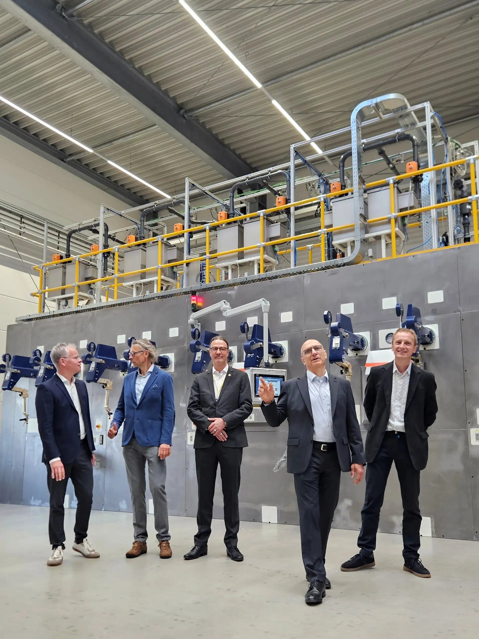Fertiggestelltes Gewerbegebiet Rossendorfer Ring; im Hintergrund sind Gebäude der Eckert & Ziegler AG und ein Teil des HZDR zu sehen.