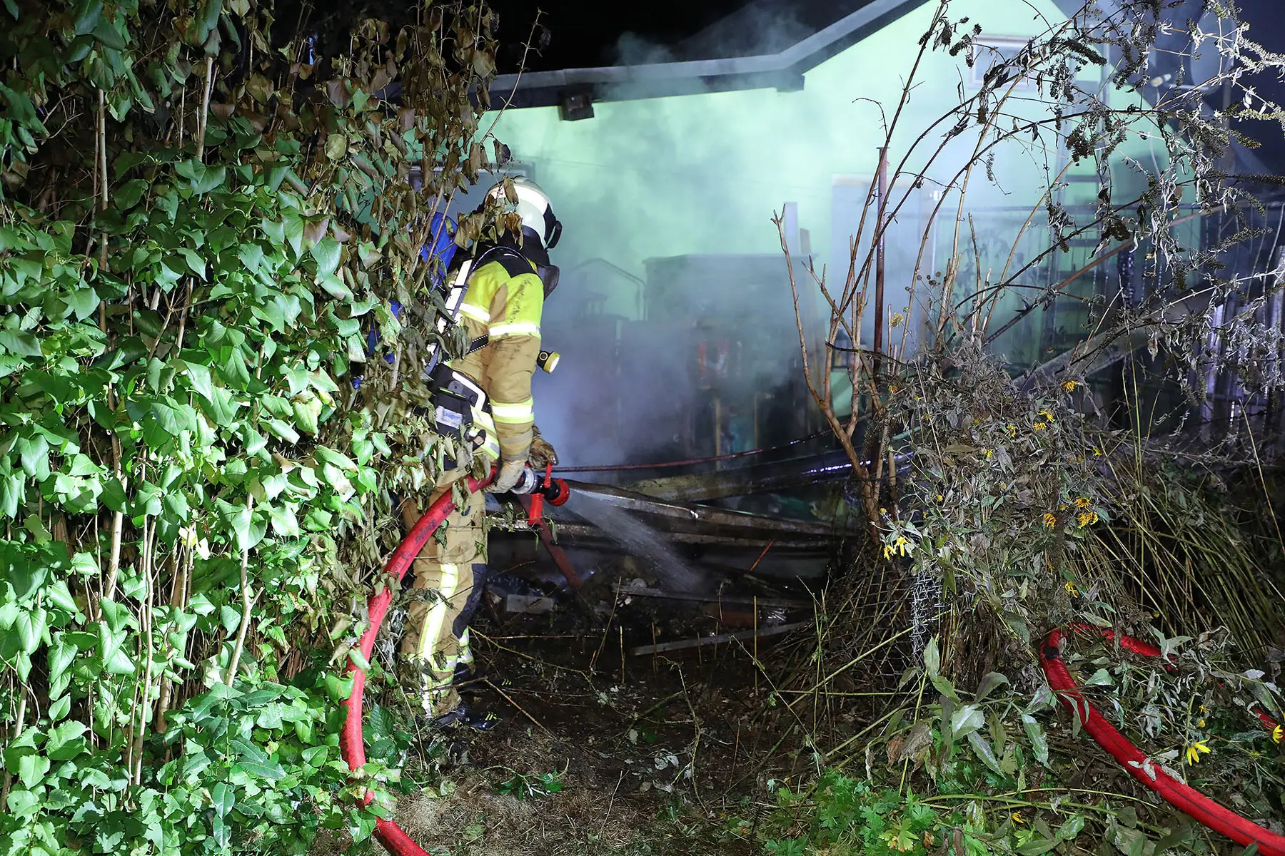 FW Dresden: Brand in Kleingartenanlage - erschwerte Zufahrt für Einsatzkräfte