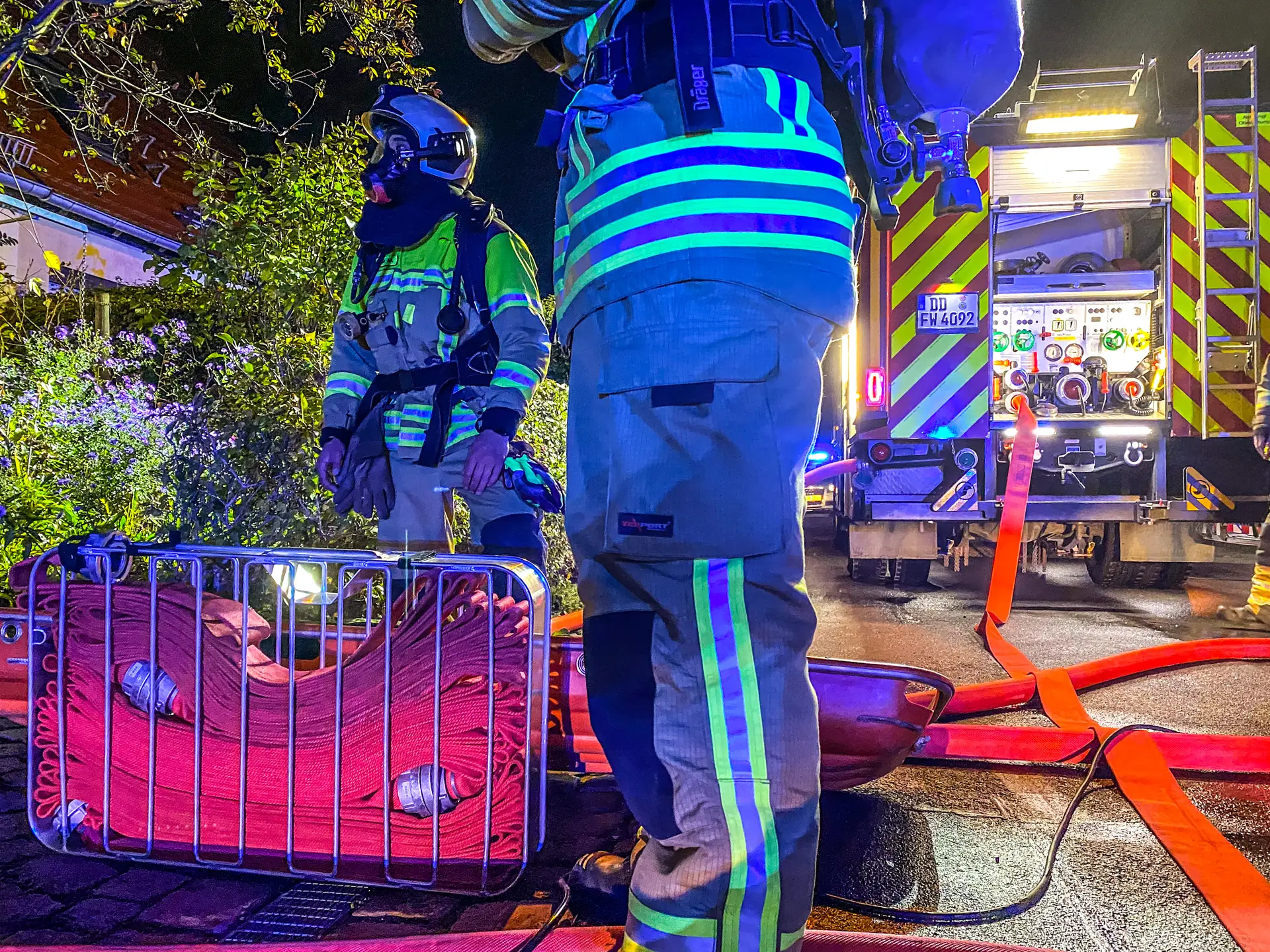 FW Dresden: Schwelbrand in ehemaligem Industriegebäude