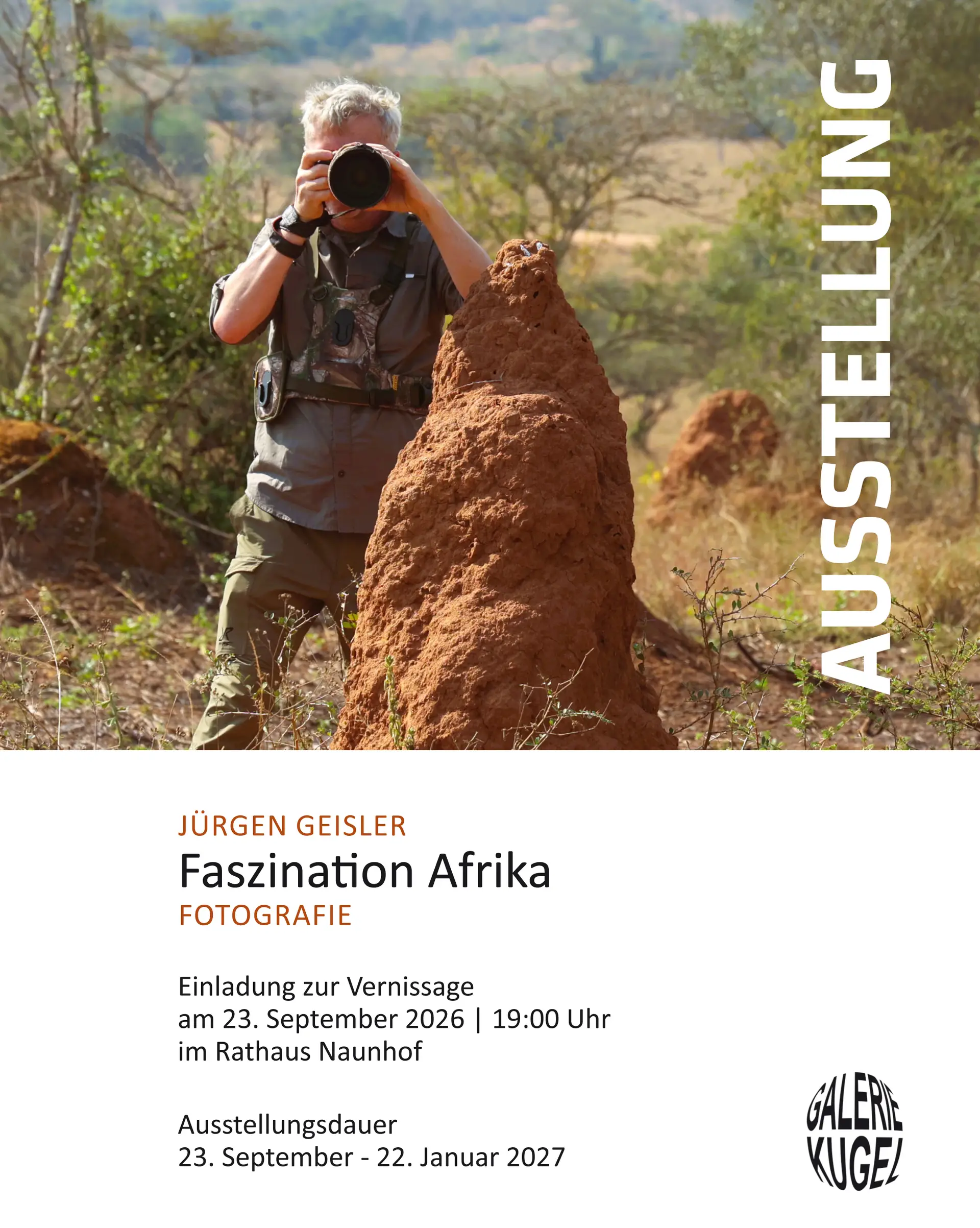 Menschenmenge bei einer Ausstellung mit großformatigen Fotoprints an einer Wand.