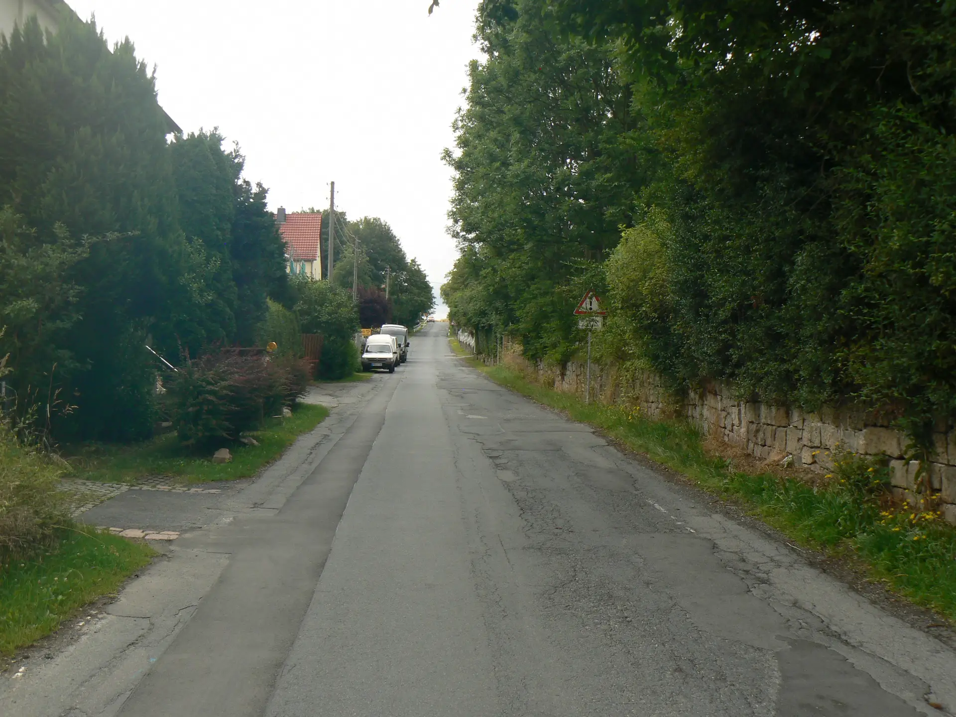 Blick auf eine Landstraße mit Fahrbahn und Fahrbahnrand (Straße im Bereich einer Baustelle bzw. Fahrbahninstandsetzung).